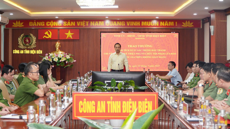 Quang cảnh buổi lễ. z6833798201305-1425ceebade37e059b8d4fc43edb62f8.jpg