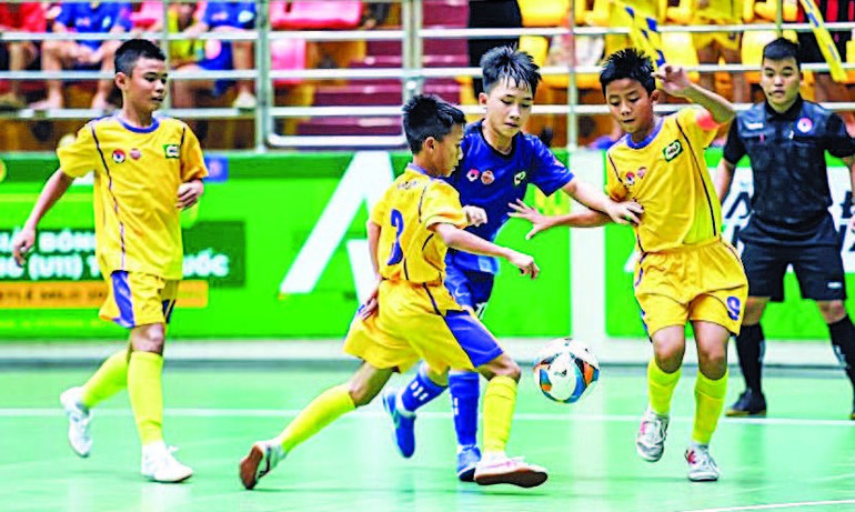 Bóng đá học đường sẽ được đẩy mạnh và đầu tư bài bản hơn. Ảnh: VFF phan-5-nenmong.jpg