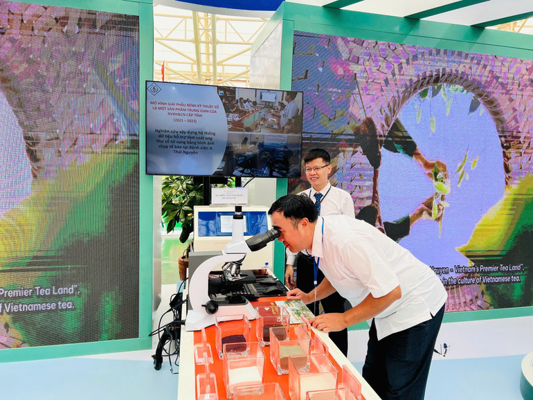 Những thiết bị hiện đại về giải phẫu bệnh kỹ thuật số được trưng bày tại triển lãm. z6962584946580-e47a97ba27a9e19c65ca76cd3d558de2.jpg