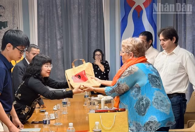 ndo_tr_6-hoi-lien-hiep-nha-van-va-nghe-si-cuba-tang-sach-doan-cong-tac.jpg