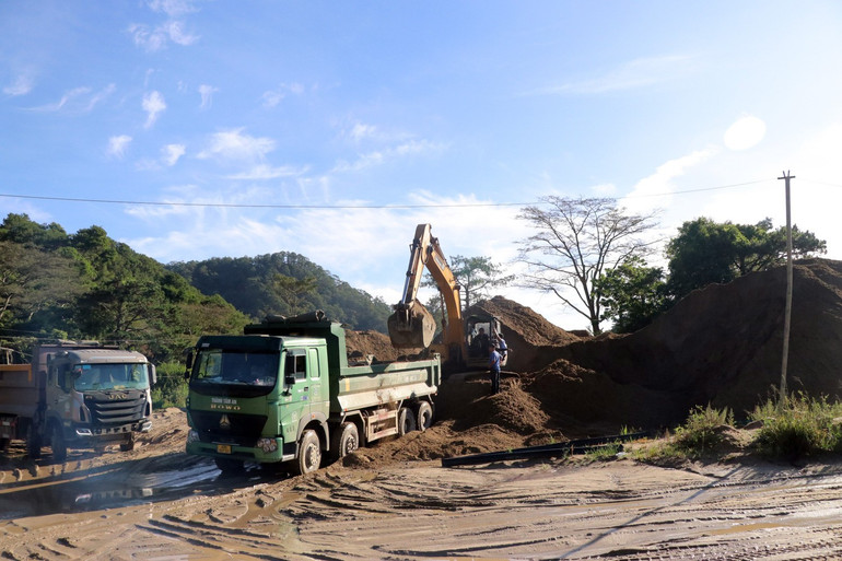 Lokasi pengumpulan pasir dari pengerukan waduk PLTA Da Nhim (Kota Dan, Distrik Don Duong, Provinsi Lam Dong). (Foto: VNA) 1205khoangsan1.jpg