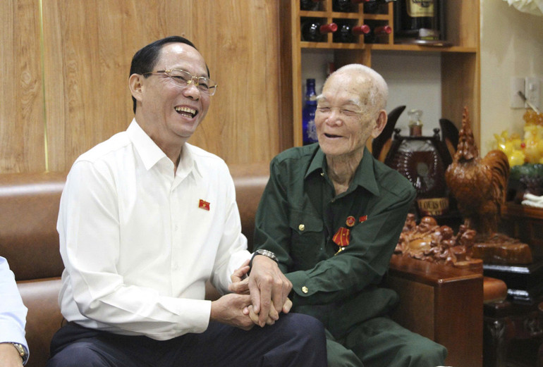 Phó Chủ tịch Quốc hội Trần Quang Phương thăm gia đình Chiến sĩ Điện Biên Nguyễn Việt Điểm. z6839180636966-be2d6e31ca17b83765cc616ba0a75896.jpg