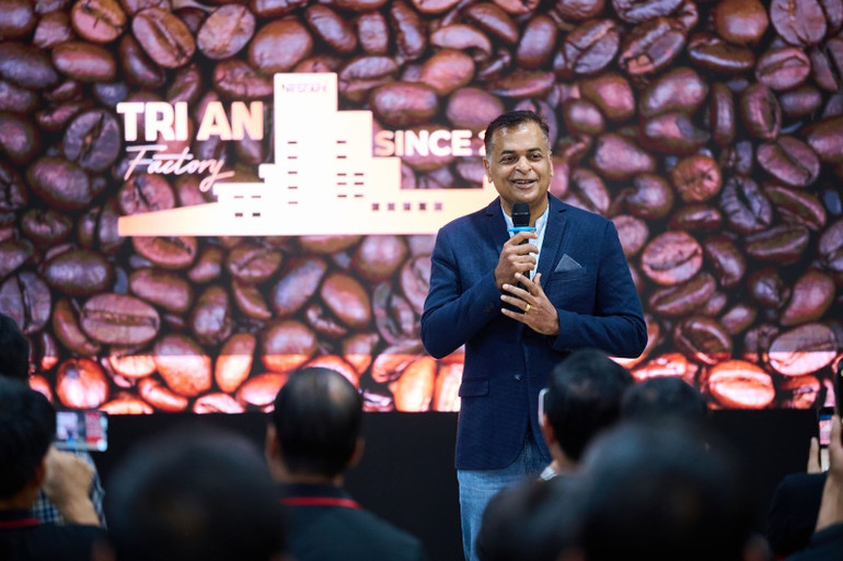 Ông Binu Jacob, Tổng Giám Đốc Nestlé Việt Nam phát biểu chào mừng đoàn nông dân tiêu biểu đến tham quan nhà máy.