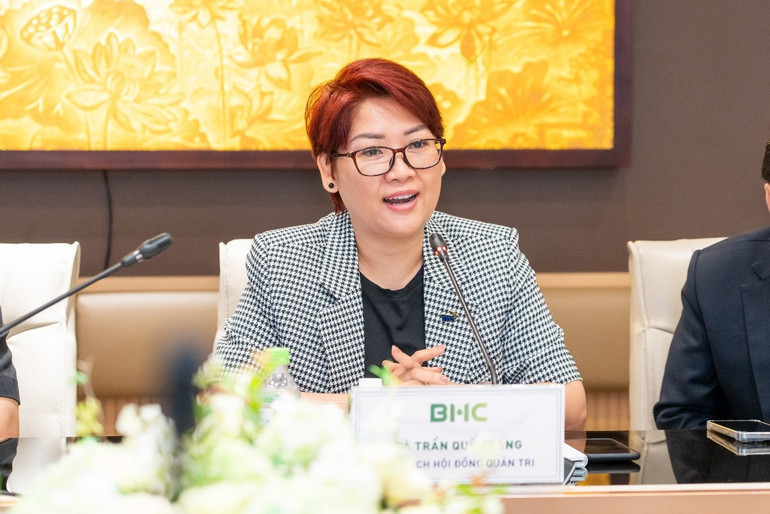 Bà Trần Quế Trang trao đổi về vai trò của nhà phân phối uy tín, tin cậy trong việc giúp những sản phẩm của BHC tới được tay người tiêu dùng. 115.jpg