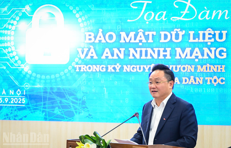 Tiến sĩ Phan Văn Hùng, Phó Tổng Biên tập Báo Nhân Dân phát biểu đề dẫn tọa đàm. Ảnh: THÀNH ĐẠT ndo_bl_z7048884684865-6b2ee3d4758dc57769a599d894c62f87.jpg
