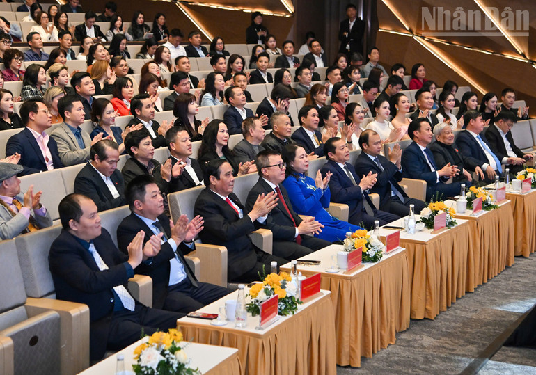 A 2025-ös Közösségi Akció Díjátadó Gálán részt vevő küldöttek. (Fotó: Thuy Nguyen - Bao Long) ndo_tr_z7333870257769-453053223464932e0eda829985bd1c88.jpg