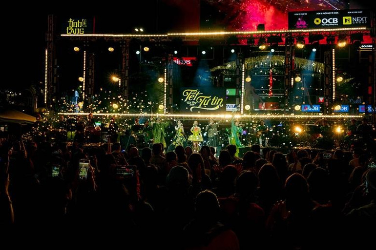 Đêm nhạc “Tết Tự Tin” mang đến không gian âm nhạc đặc sắc, nơi giao thoa nét đẹp giữa các giá trị truyền thống và tính nghệ thuật đương đại