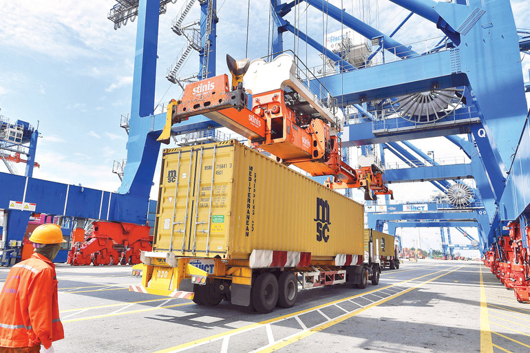 Hoạt động xuất nhập khẩu nhộn nhịp tại cảng Đình Vũ (TP Hải Phòng). Ảnh: THÀNH ĐẠT the-che-toi.jpg