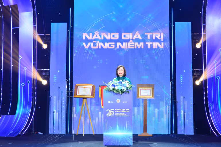 Bà Vũ Thị Chân Phương, Chủ tịch Ủy ban Chứng khoán Nhà nước phát biểu tại buổi lễ.