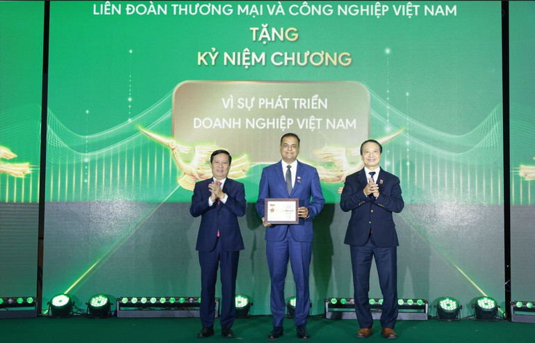 Ông Binu Jacob, Tổng Giám đốc Nestlé Việt Nam, Đồng Chủ tịch VBCSD, được VCCI trao kỷ niệm chương ghi nhận đóng góp tích cực trong hành trình 15 năm thúc đẩy phát triển bền vững tại Việt Nam capture.jpg