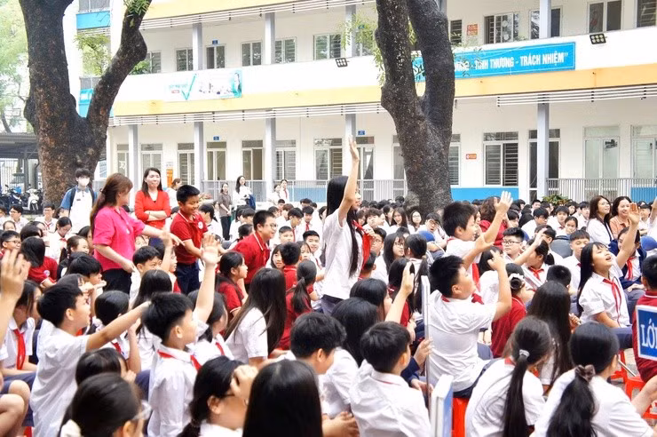 Hoạt động giao lưu sôi nổi giữa bác sĩ và học sinh