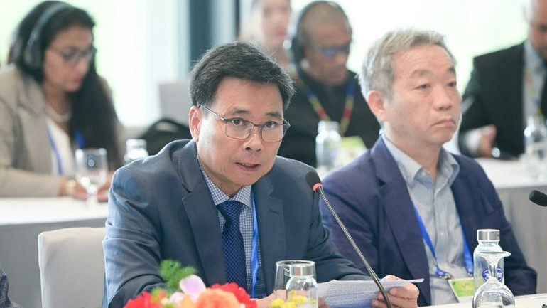 Ông Lê Hoàng Minh chia sẻ các kinh nghiệm của Vinamilk tại Hội thảo bên lề Hội nghị thượng đỉnh P4G 2025 vnm.jpg