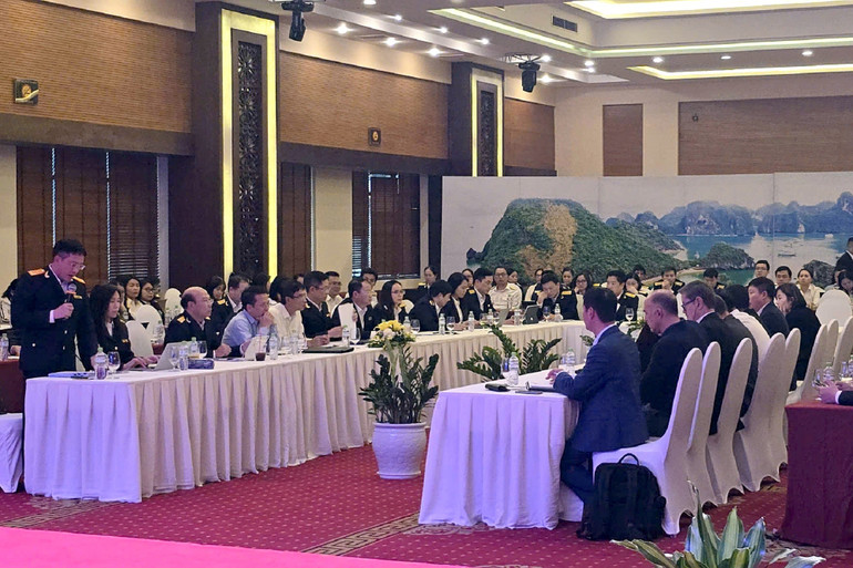 Delegații care participă la conferință Các đại biểu tham dự hội nghị