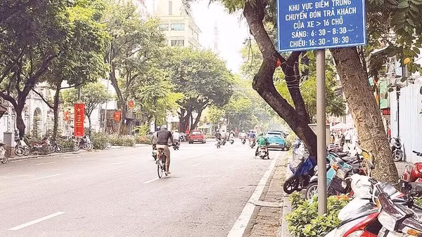 Điểm trung chuyển đón, trả khách trên phố Bà Triệu (Ảnh TRÍ DŨNG)