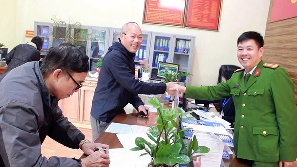 Nụ cười hài lòng của người dân khi làm việc với đồng chí Ngô Tuấn Đạt.