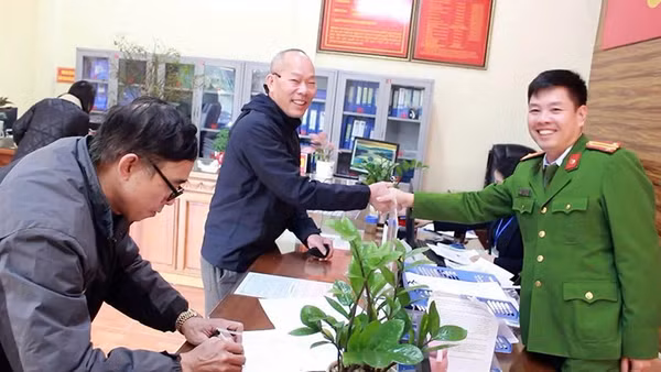 Nụ cười hài lòng của người dân khi làm việc với đồng chí Ngô Tuấn Đạt.