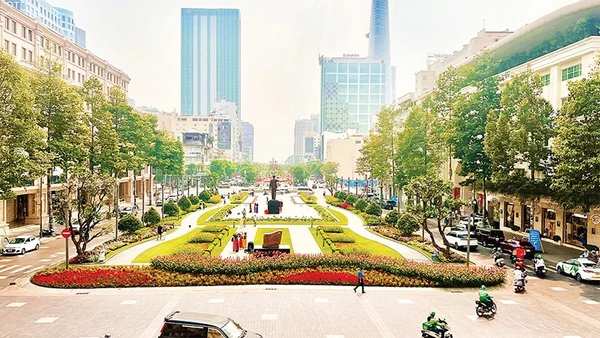 Phố đi bộ Nguyễn Huệ là không gian công cộng điển hình của thành phố.