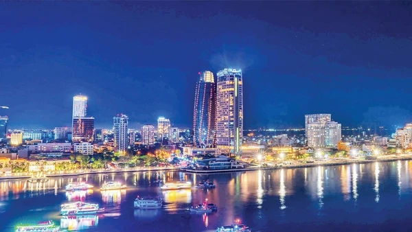 Tàu du lịch đưa khách tham quan Đà Nẵng về đêm.