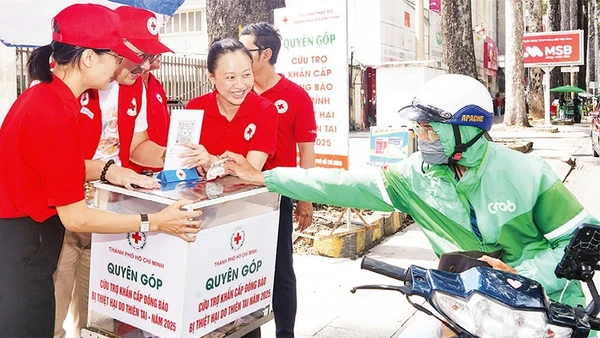 Người dân Thành phố Hồ Chí Minh đóng góp ủng hộ đồng bào bão, lũ. (Ảnh THẾ ANH)