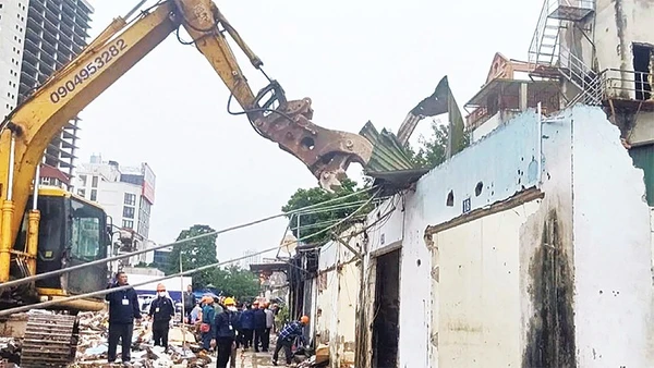 Lực lượng chức năng thực hiện cưỡng chế giải phóng mặt bằng tại khu vực thuộc dự án đường Vành đai 1, địa phận phường Ô Chợ Dừa, Hà Nội).