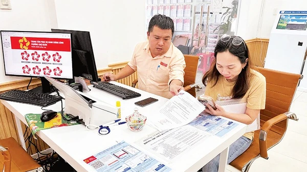 Người dân làm thủ tục hành chính tại Trung tâm Phục vụ hành chính công phường Chợ Quán. (Ảnh CTV)