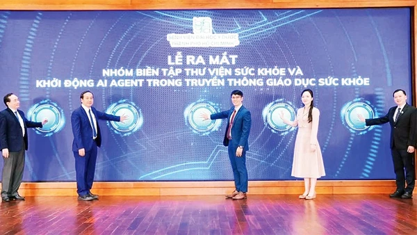 Lãnh đạo Bệnh viện Đại học Y dược Thành phố Hồ Chí Minh nhấn nút chính thức ra mắt Thư viện truyền thông sức khỏe.