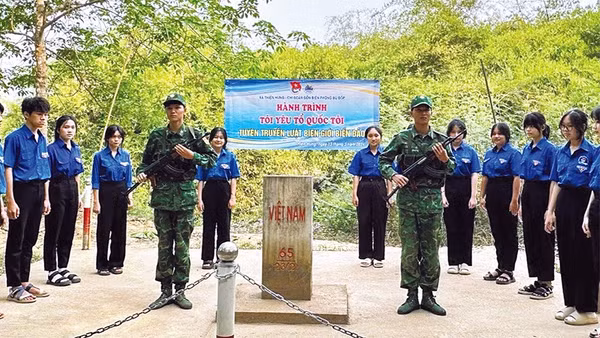 Đoàn viên, thanh niên xã Thiện Hưng tham gia chương trình "Tôi yêu Tổ quốc tôi".