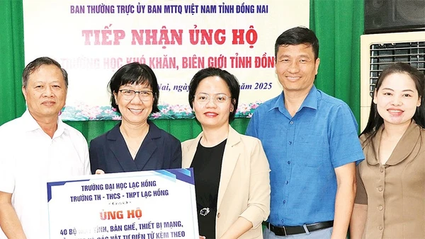 Đại diện Thường trực Ủy ban Mặt trận Tổ quốc tỉnh Đồng Nai tiếp nhận ủng hộ các trường học khó khăn, biên giới.