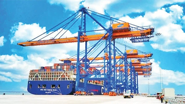 Xuất nhập khẩu hàng hóa tăng trưởng góp phần tăng thu ngân sách nhà nước. Trong ảnh: Vận chuyển hàng hóa tại Cảng Cái Mép-Thị Vải, Thành phố Hồ Chí Minh. (Ảnh THẾ ANH)