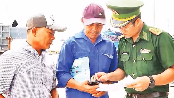 Cán bộ Trạm Kiểm soát Biên phòng Đà Nông (Đồn Biên phòng Hòa Hiệp Nam) hướng dẫn ngư dân cài đặt và sử dụng hệ thống eCDT. 