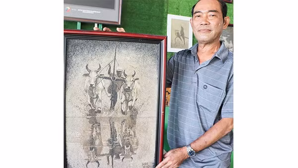 Ông Nguyễn Hoàng Nam và bức tranh "Đua bò Bảy Núi".