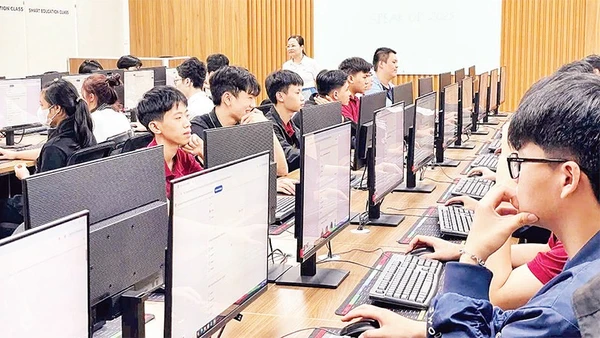 Trường cao đẳng Công nghệ cao Hà Nội tích cực triển khai chuyển đổi số, đầu tư nâng cấp hạ tầng công nghệ thông tin; bài giảng điện tử, bài kiểm tra điện tử. (Ảnh TRƯỜNG CAO ĐẲNG CÔNG NGHỆ CAO HÀ NỘI)