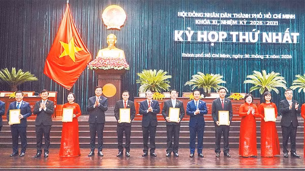 Trao chứng nhận đại biểu đến các đại biểu Hội đồng nhân dân thành phố khóa XI (Ảnh THẾ ANH)