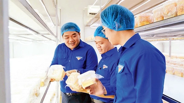 Thạc sĩ Trần Tài giới thiệu các sản phẩm nấm sinh học với các bạn trẻ. (Ảnh CTV)