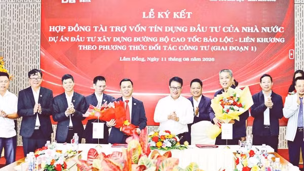 Lãnh đạo tỉnh Lâm Đồng chúc mừng hai đơn vị ký hợp đồng tín dụng (Ảnh MAI VĂN BẢO)