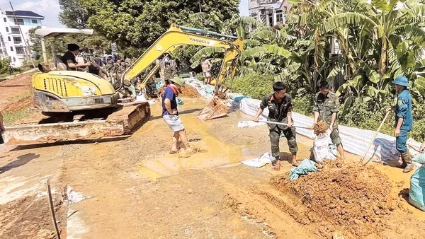 Lực lượng chức năng tham gia hộ đê hữu sông Cầu, địa bàn xã Đa Phúc, năm 2025 (Ảnh MINH ANH)