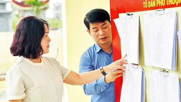 Cán bộ phường Tứ Minh kiểm tra công tác chuẩn bị bầu cử tại tổ dân phố.