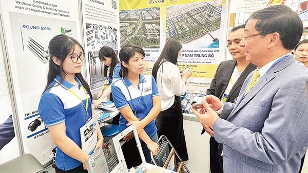 Lãnh đạo Hiệp hội Doanh nghiệp công nghiệp hỗ trợ Thành phố Hà Nội (HANSIBA) trao đổi với doanh nghiệp trong ngành về tình hình sản xuất, kinh doanh.