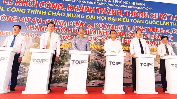 Khởi công Dự án đường cao tốc Thành phố Hồ Chí Minh-Mộc Bài, dự án trọng điểm quốc gia, sử dụng vốn đầu tư công thực hiện công tác đền bù, giải phóng mặt bằng.