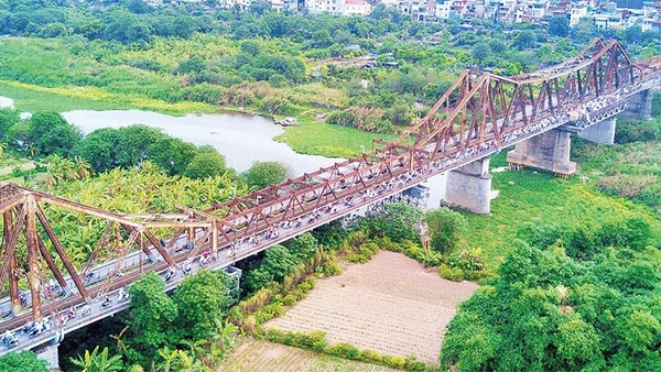 Dự án Trục đại lộ cảnh quan sông Hồng hướng tới hiện thực hóa giấc mơ về một Thủ đô phát triển hài hòa, xứng tầm vị thế trung tâm chính trị, kinh tế, văn hóa của cả nước. Trong ảnh: Một góc khu vực sông Hồng. (Ảnh THẾ ĐẠI)