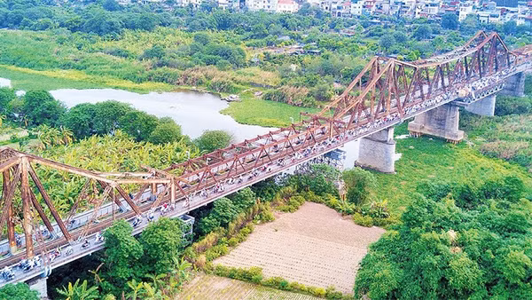 Dự án Trục đại lộ cảnh quan sông Hồng hướng tới hiện thực hóa giấc mơ về một Thủ đô phát triển hài hòa, xứng tầm vị thế trung tâm chính trị, kinh tế, văn hóa của cả nước. Trong ảnh: Một góc khu vực sông Hồng. (Ảnh THẾ ĐẠI)