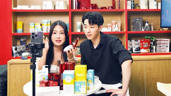 Livestream bán hàng qua thương mại điện tử tại Thành phố Hồ Chí Minh. (Ảnh THẾ ANH)