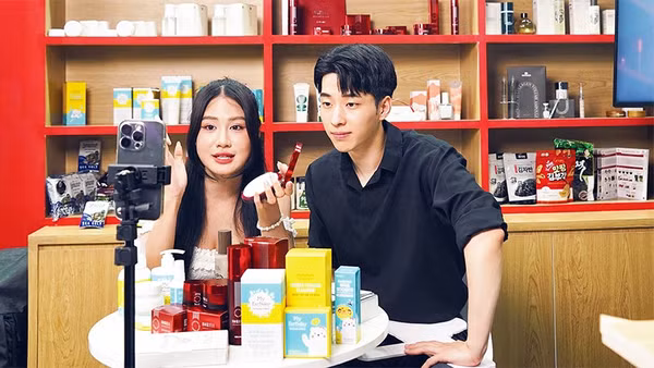 Livestream bán hàng qua thương mại điện tử tại Thành phố Hồ Chí Minh. (Ảnh THẾ ANH)