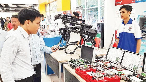 Các đại biểu tham quan sản phẩm công nghệ cao được trưng bày tại Triển lãm vi mạch do Khu Công nghệ cao Thành phố Hồ Chí Minh tổ chức.