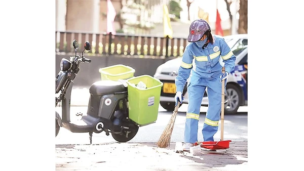 Công ty Môi trường đô thị Hà Nội hai chi nhánh Ba Đình và Hoàn Kiếm triển khai xe đạp điện gom rác phù hợp đặc thù địa bàn các tuyến phố du lịch, văn hóa và khu vực hồ Hoàn Kiếm. (Ảnh VÂN NHI)