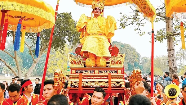 Lễ hội rước vua giả ở đền Sái (xã Thư Lâm, Hà Nội) là lễ hội lớn trong vùng, hằng năm thu hút đông đảo khách du lịch.