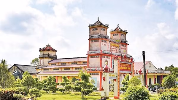 Thánh Thất Ngọc Minh ở Giồng Bốm (xã Phong Thạnh), nơi diễn ra các trận đánh ác liệt năm 1946.