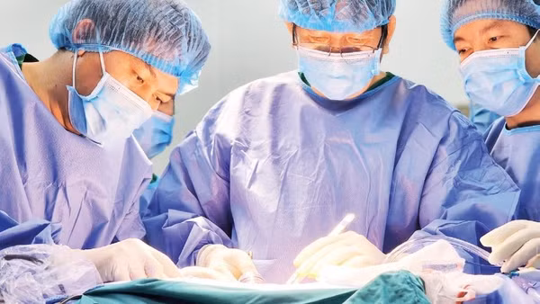 Các bác sĩ thực hiện ca phẫu thuật lấy, ghép thận tại Bệnh viện đa khoa thành phố Cần Thơ.