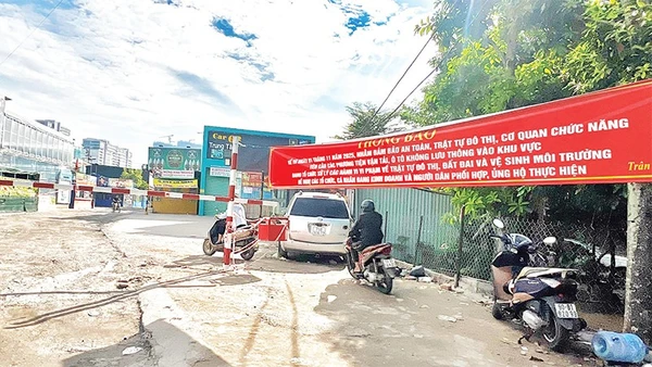 Ủy ban nhân dân phường Bình Trưng treo bảng thông báo về việc xử lý vi phạm trật tự đô thị tại một khu đất trên địa bàn phường.