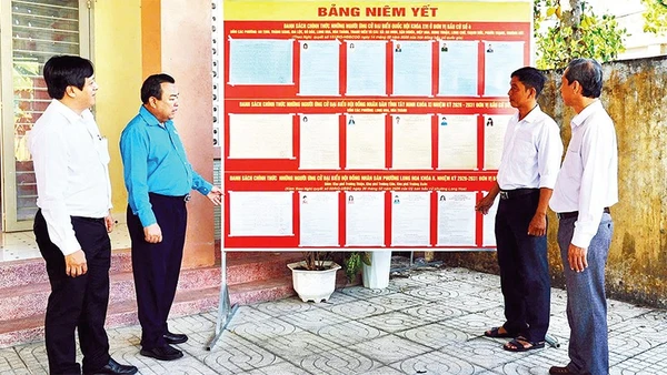 Phó Bí thư Tỉnh ủy, Trưởng Đoàn đại biểu Quốc hội tỉnh Tây Ninh Phạm Hùng Thái (áo xanh) khảo sát, kiểm tra tiến độ công tác chuẩn bị bầu cử đại biểu Quốc hội khóa XVI và đại biểu HĐND các cấp nhiệm kỳ 2026-2031 trên địa bàn phường Long Hoa.